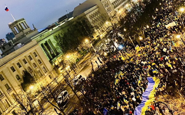 Γερμανία: Περίπου 10.000 διαδήλωσαν στο Βερολίνο κατά της αποστολής όπλων στην Ουκρανία (βίντεο)