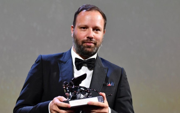 Καθηλωτική η αφίσα του Λάνθιμου για το «Bugonia» στο Φεστιβάλ Βενετίας