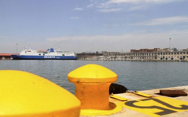 Θεσσαλονίκη: Φορτηγό πλοίο προσέκρουσε σε ναυάγιο μέσα στο λιμάνι