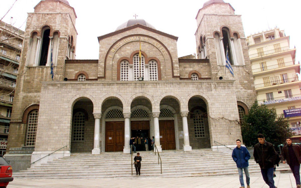 Θεσσαλονίκη: Σάλος με τον ρασοφόρο που βρίζει μπροστά από την Παναγία Δεξιά - Τι απαντά η Μητρόπολη