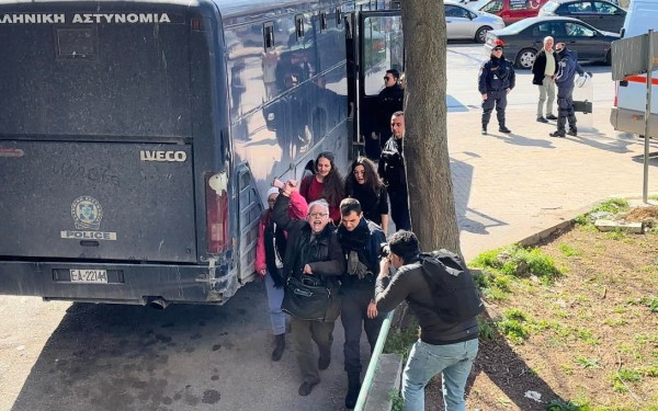 Στον εισαγγελέα με χειροπέδες ο Τρεμόπουλος κι άλλοι 13 για την κοπή των δέντρων στη Θεσσαλονίκη (βίντεο, φωτ.)