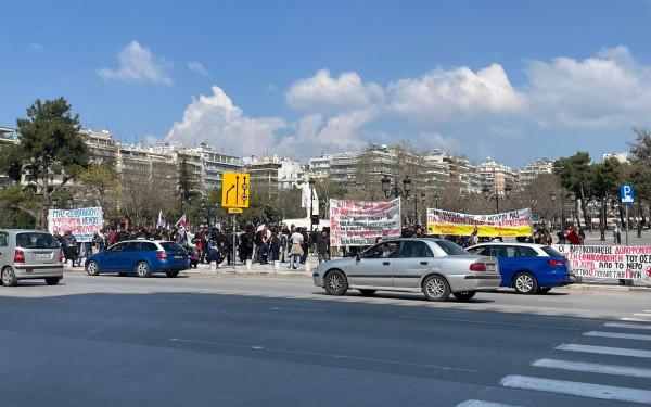Θεσσαλονίκη: Με μουσική υπόκρουση, σιωπή και πανό η διαμαρτυρία φοιτητικών συλλόγων (φωτ.)