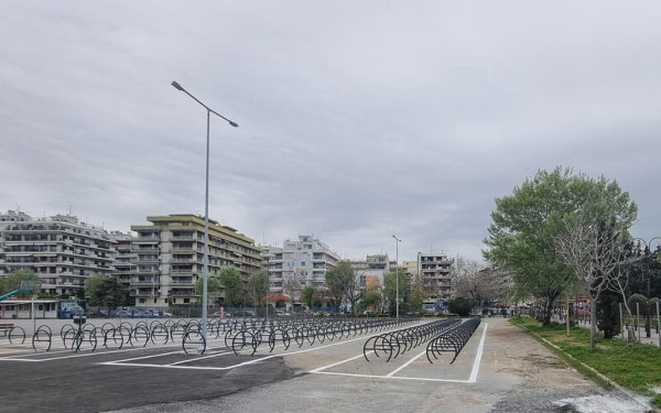 Έτοιμο το πάρκινγκ ποδηλάτων μπροστά από το Μέγαρο Μουσικής (φωτ.)