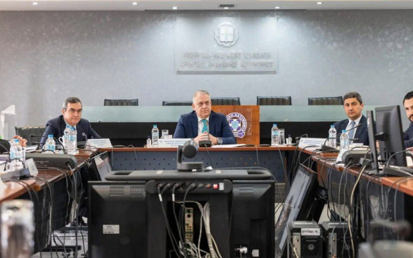 Η σύσκεψη για τα μέτρα ασφαλείας στα πλέι οφ της Super League μετατράπηκε σε... προεκλογική ομιλία του Λευτέρη Αυγενάκη