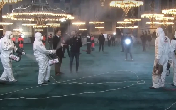 Απολύμανση με ροδόνερο στην Αγία Σοφία για το Ραμαζάνι  - Δείτε βίντεο