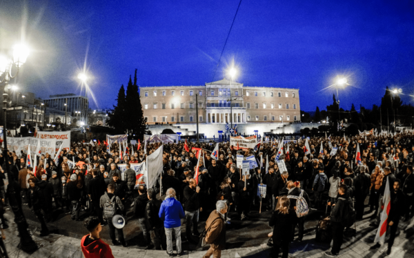 Οργή λαού στο Σύνταγμα για το νομοσχέδιο ιδιωτικοποίησης του νερού (φωτ.)