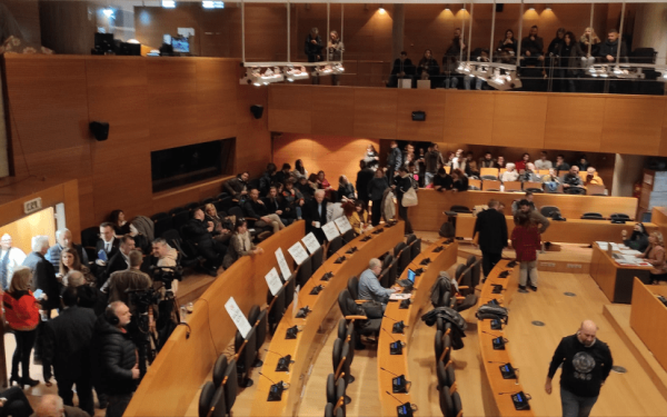 Καταγγελία του ΚΚΕ για άρθρο που επιτρέπει συνεδριάσεις «κεκλεισμένων των θυρών» σε δημοτικά και περιφερειακά συμβούλια