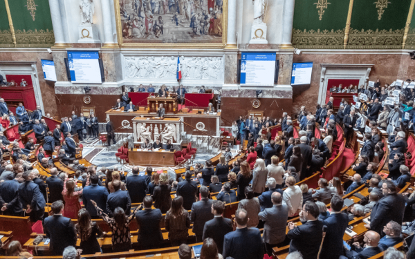 Γαλλία: Δύο οι προτάσεις μομφής κατά του Μακρόν για το συνταξιοδοτικό