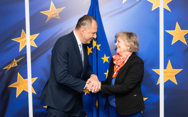 Η Ευρωπαία επίτροπος Μεταρρυθμίσεων προσφέρει... ευρωπαϊκή βοήθεια στην Ελλάδα για τον σιδηρόδρομο (φωτ.)