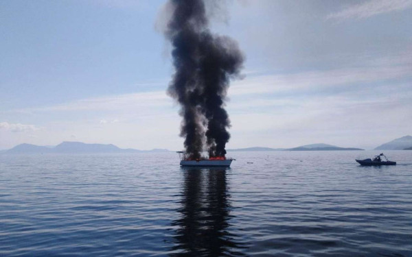 Λευκάδα: Φωτιά σε θαλαμηγό ανοιχτά της Νικιάνας  (βίντεο, φωτ.)