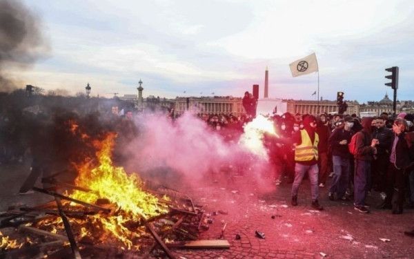 «Ομολογία αδυναμίας, αποτυχία και υποκρισία»: Σφοδρή κριτική του γαλλικού Τύπου στον Μακρόν για το συνταξιοδοτικό