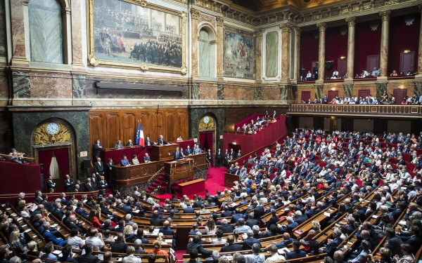Γαλλία: Απορρίφθηκε η πρόταση μομφής κατά της κυβέρνησης Μπαρνιέ
