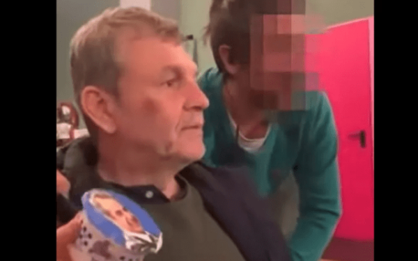 Έξω φρενών η ΝΔ με βίντεο του Απ. Γκλέτσου που ποζάρει με γιαούρτι με τη μορφή του Κυριάκου Μητσοτάκη (βίντεο)