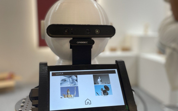 Ρομπότ... πιάνει κουβέντα με τους επισκέπτες του Αρχαιολογικού Μουσείου Θεσσαλονίκης (φωτ.)