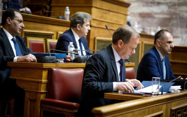 Βουλή - Τέμπη: Τι είπαν Χρυσοχοΐδης, Σπίρτζης, Καραμανλής και Γεραπετρίτης