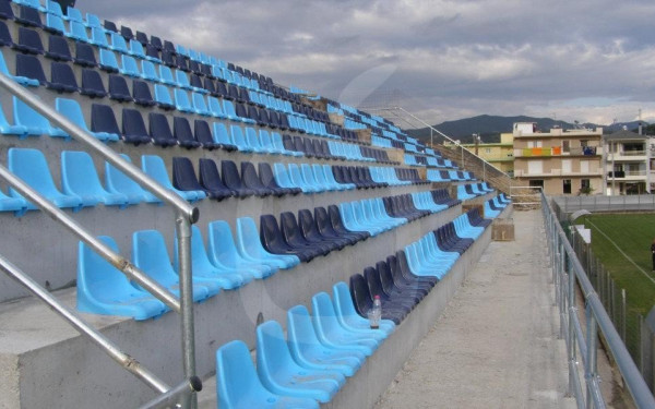 Πρωτοφανές περιστατικό στην Αχαΐα: Ξήλωσε κερκίδα γηπέδου και πήγε να την πουλήσει!