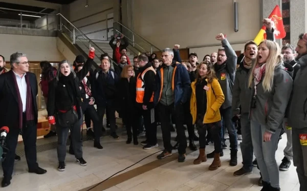 Στην απεργία στο Παρίσι ο Κουτσούμπας: «Η εργατική τάξη της Ελλάδας είναι στο πλευρό σας» (βίντεο)