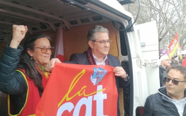 Ο Κουτσούμπας στο Παρίσι: Πήγε στις κινητοποιήσεις κι έστειλε μήνυμα στα γαλλικά - «Σερ αμί, σερ καμαράντ» (βίντεο, φωτ.)