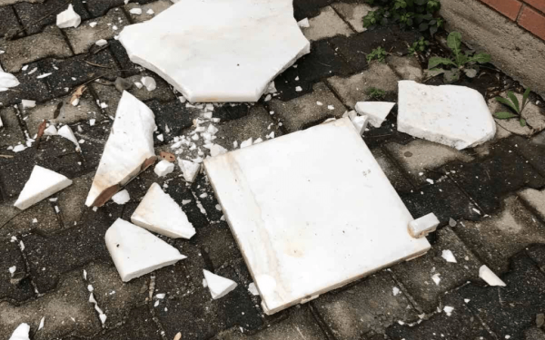 Έπεσαν μάρμαρα από το υπόστεγο του κυλικείου στην Κτηνιατρική του ΑΠΘ - Από τύχη δεν υπήρξαν θύματα (φωτ.)