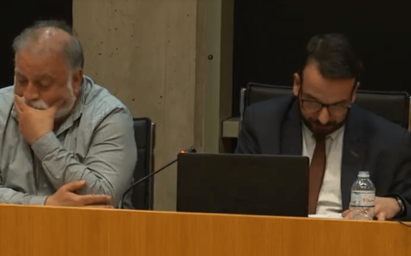 Το Δημοτικό Συμβούλιο καταψήφισε το ψήφισμα ενάντια στις συλλήψεις των 14 πολιτών με φόντο τις κοπές δέντρων