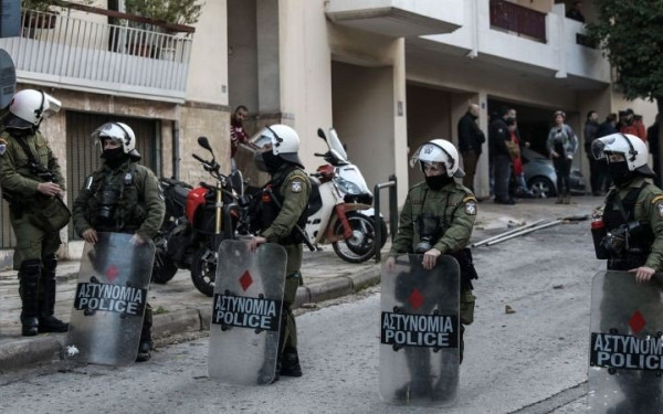 Εξάρχεια: Ανήλικος απείλησε διμοιρία των ΜΑΤ με ψεύτικο πιστόλι