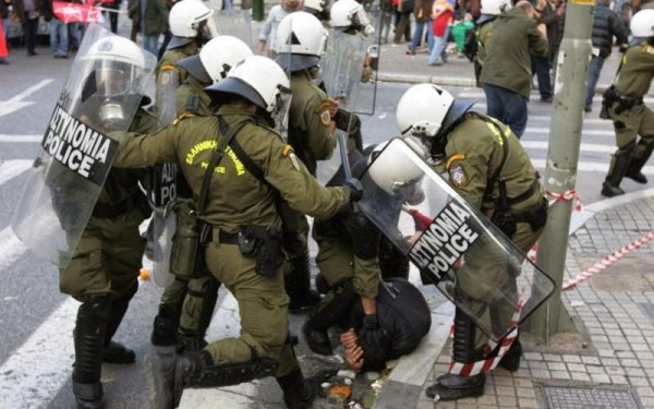 «Ο θάνατος μεταμφιεσμένος» - Πάνω από 120.000 διαδηλωτές τραυματίστηκαν από αστυνομικούς διεθνώς από το 2015
