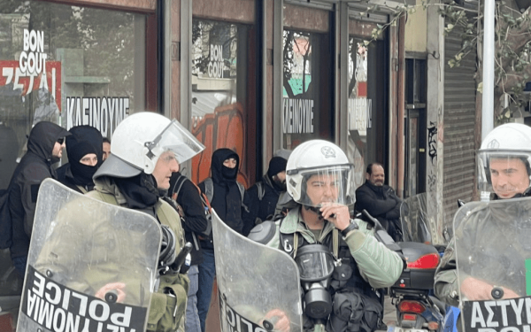 Μήνυμα του ΚΚΕ μετά τους κουκουλοφόρους που στέκονται πίσω από τα ΜΑΤ στη Θεσσαλονίκη (βίντεο)