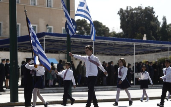 Ξεκίνησε η μαθητική παρέλαση στο κέντρο της Αθήνας για τον εορτασμό της 25ης Μαρτίου	