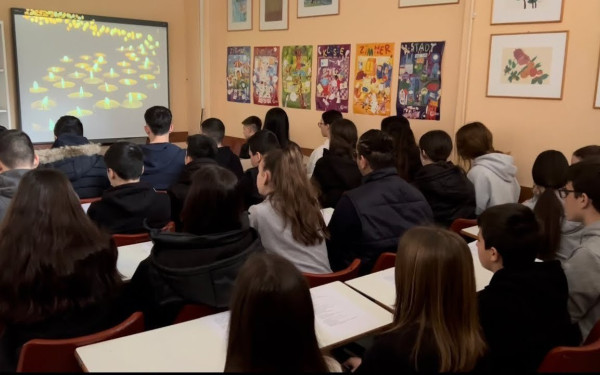 Μαθητές διασκευάζουν το «Φιλαράκι» για τα θύματα των Τεμπών και συγκινούν (βίντεο)