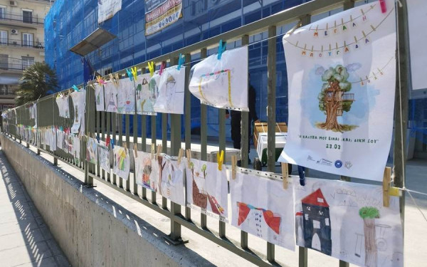 Θεσσαλονίκη: περαστικοί απλώνουν τα έργα τους στη «Μεγάλη Μπουγάδα» έξω από το Γαλλικό Ινστιτούτο