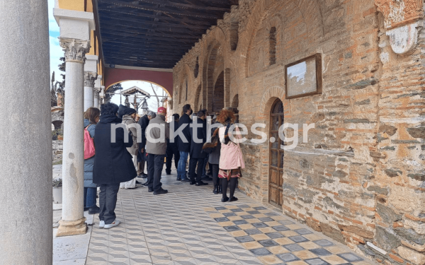 Θεσσαλονίκη: Ένα κερί στη Μονή Βλατάδων για τους 12 φοιτητές του ΑΠΘ που σκοτώθηκαν στα Τέμπη
