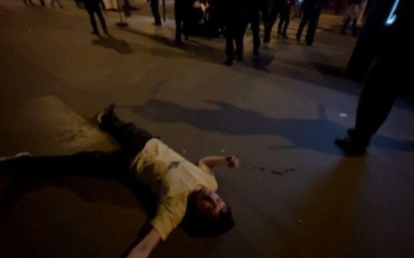 Αστυνομική βία στο Παρίσι: Διαδηλωτής πέφτει αναίσθητος μετά από χτύπημα αστυνομικού (βίντεο)