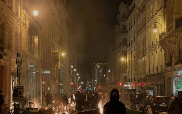 Νύχτα «κόλαση» στο Παρίσι: «Μακρόν παραιτήσου» φώναζαν πολίτες οργισμένοι με το συνταξιοδοτικό νομοσχέδιο (βίντεο)