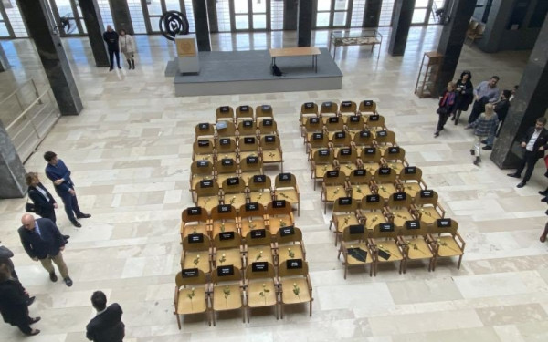 Οι δικηγόροι της Θεσσαλονίκης τίμησαν τη μνήμη των 57 νεκρών του δυστυχήματος στα Τέμπη -  57 τριαντάφυλλα σε ισάριθμες κενές καρέκλες (φωτ.)