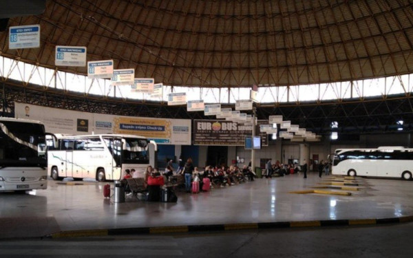 Σταθμός Μακεδονία: Το τέρμιναλ των ΚΤΕΛ αποκομμένο από Μετρό και Προαστιακό