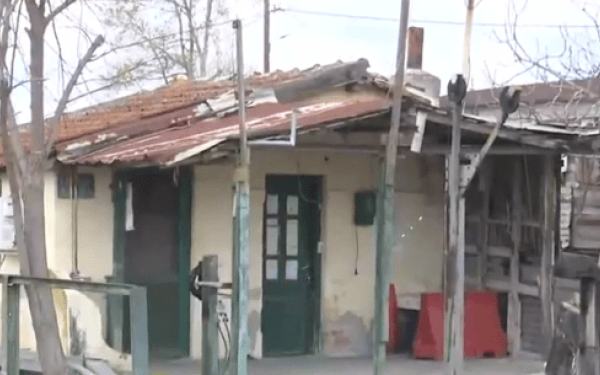 Γέφυρα: Βανδαλισμένα και παρατημένα βαγόνια, ασυντήρητες διαβάσεις και ένας σιδηροδρομικός σταθμός «φάντασμα» (βίντεο)