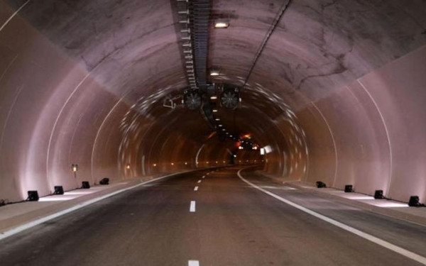 Κατερίνη: Τροχαίο με εκτροπή νταλίκας μέσα σε σήραγγα επί της ΠΑΘΕ	