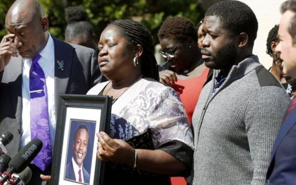 ΗΠΑ: Μαύρος κρατούμενος πεθαίνει από ασφυξία με «επτά αστυνομικούς πάνω» του - «Έπνιξαν το μωρό μου» (βίντεο)  