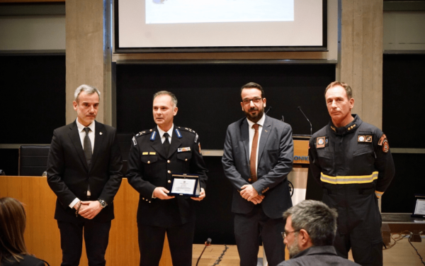 Βραβεύθηκαν οι γυναίκες και οι άνδρες της ΕΜΑΚ και του ΕΚΑΒ στο Δημοτικό Συμβούλιο Θεσσαλονίκης (φωτ.)