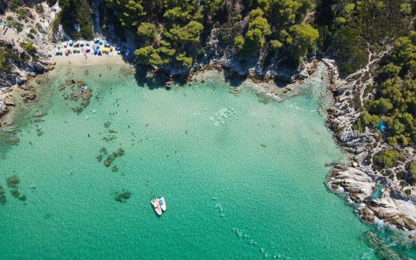 Χαλκιδική: «Τώρα ξεκινά η σεζόν» - Μετά τον υποτονικό Μάιο, 80άρια χτυπούν οι πληρότητες με την ακρίβεια να… καίει