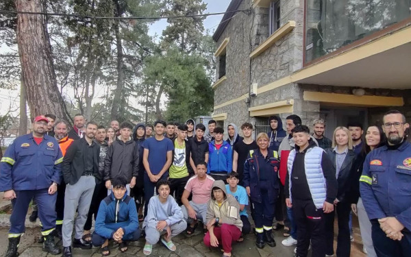 Τα παιδιά του πολέμου, εκτός από τις βόμβες, μαθαίνουν να προστατεύονται και από το σεισμό (φωτ.)