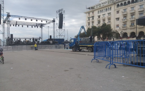 Θεσσαλονίκη: Ο Θανάσης Παπακωνσταντίνου κουρδίζει τα όργανά του κι όλα είναι έτοιμα για τη μεγάλη συναυλία﻿ για το νερό (βίντεο, φωτ.)﻿