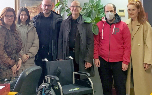 Θεσσαλονίκη: Τέταρτο αναπηρικό αμαξίδιο δώρισε η Περιβαλλοντική Ομάδα του ΠAMAK