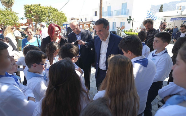 «Όλοι ΑΕΚτζήδες είστε εδώ;» - Η συζήτηση του Τσίπρα με μαθητές (βίντεο)