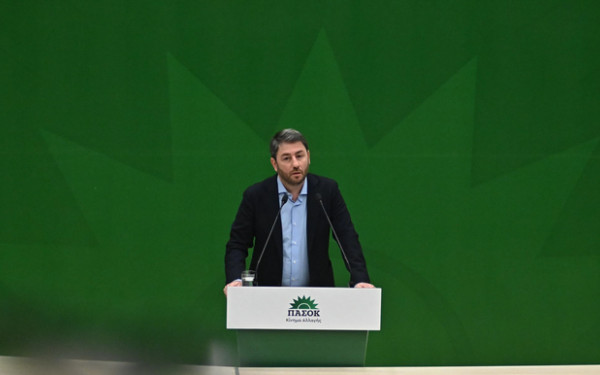 Με σύνθημα «ούτε Μητσοτάκης, ούτε Τσίπρας» ο Ανδρουλάκης 