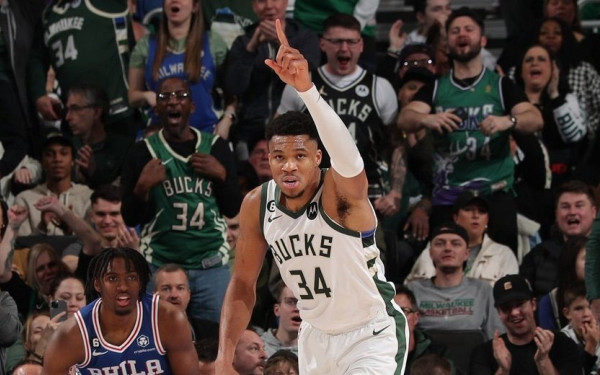 Αιχμές πρώην παίκτη του NFL για τον Γιάννη: «Κρατάς δυο θέσεις στο ρόστερ των Μπακς για τα αδέρφια σου»