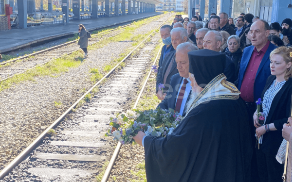 Τέμπη: Επιμνημόσυνη δέηση και τρισάγιο στον σιδηροδρομικό σταθμό Θεσσαλονίκης (βίντεο)
