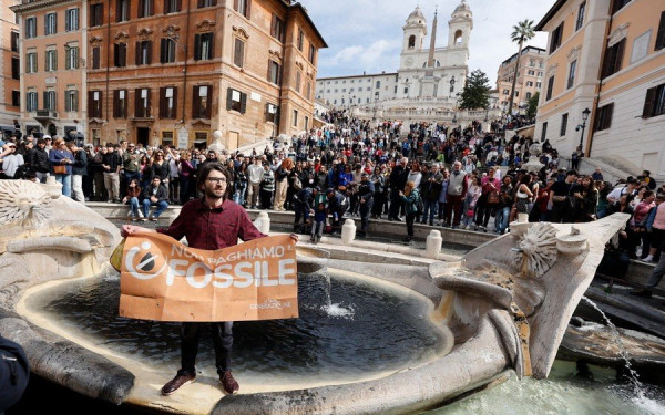 Ιταλία: Aκτιβιστές έριξαν μαύρο υγρό στο σιντριβάνι της Πιάτσα ντι Σπάνια στη Ρώμη