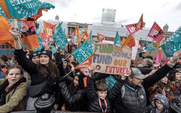 Ηνωμένο Βασίλειο: Το NEU προτείνει στους εκπαιδευτικούς να απορρίψουν το «βοήθημα» του Σούνακ