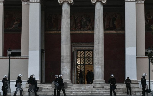 Στον εισαγγελέα οι συλληφθέντες μετά την εκκένωση της κατάληψης στο ΕΚΠΑ